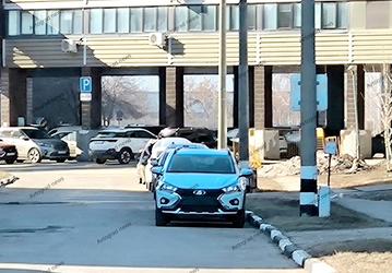 Это Lada Iskra или дорестайлинговая Lada Vesta? Живое фото новинки с нового ракурса демонстрирует неожиданное сходство