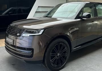 3,0 л, 400 л.с., автоматическая коробка ZF и адаптивная подвеска. В России появился новейший Range Rover P400 MHEV в уникальном цвете