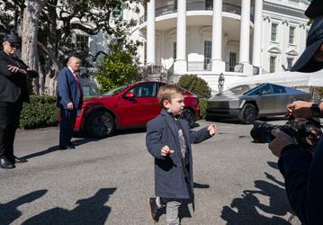 Трамп купил Tesla Model S, акции Tesla оживились, а Маск пообещал выпускать вдвое больше машин в США уже в течение пары лет