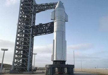 Часть гигантского корабля нового поколения Starship V3 впервые попала на фото. Появились кадры строительства второго стартового стола на площадке SpaceX Starbase