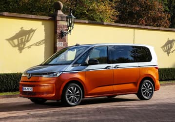 Toyota Alphard, подвинься. В России начали продавать Volkswagen Multivan T7 2025, цена — 12,1 млн рублей
