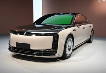 В России уже предлагают топовую замену Mercedes-Maybach S-Class мощностью 863 л.с. с крошечным радиусом разворота, которая пока не продаётся даже в Китае. Сколько просят за Maextro S800