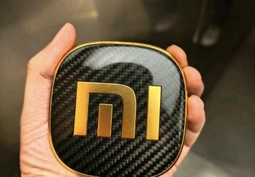Украден первый шильдик Xiaomi SU7 Ultra — он действительно покрыт 24-каратным золотом