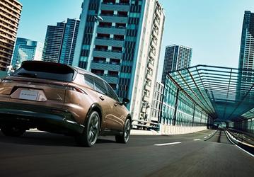 У Toyota появился легковой автомобиль с ровным полом длиной 2 м. Представлен универсал Toyota Crown Estate