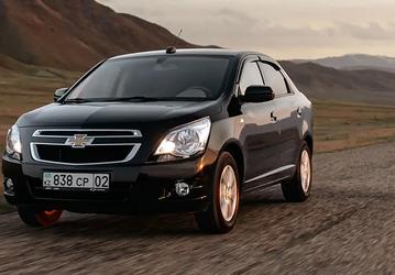 Chevrolet Cobalt с классическим 6-ступенчатым «автоматом» — 1,735 млн рублей. Машина подорожала в России, но она по-прежнему стоит на уровне Lada Vesta с вариатором