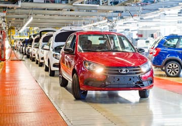 АвтоВАЗ начал выпуск новой Lada Granta. Машины уже отгружаются дилерам, массовое использование цвета «Фламенко» ожидается в мае