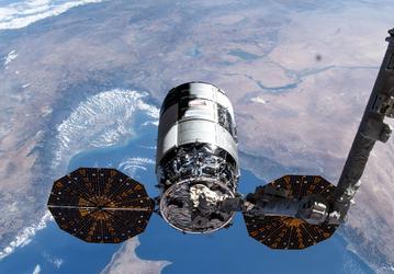 28 марта грузовой корабль Cygnus отстыкуется от МКС, удалив тонны мусора с орбиты