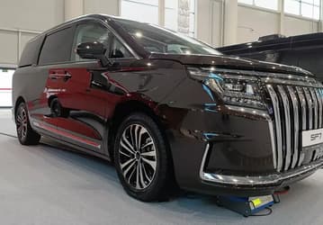 В России начнут выпускать аналог Toyota Alphard с 8-ступенчатым «автоматом» и всего за 5,5 млн рублей. Минивэн Sollers SP7 показали на живых фото