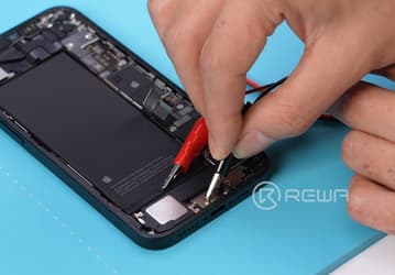 Недорогой iPhone 16e получил то, чего нет даже у iPhone 16 Pro и Pro Max. Его аккумулятор крепится посредством электропроводящего клея