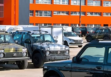 «Просто пачками везут, окраска поднапряглась и всё-таки додавила эту капризную эмаль». Lada Niva Bronto и Lada Niva Legend начали активно красить в цвет «Борнео»