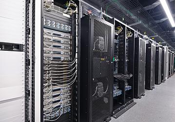 Nvidia занимает более 90% доли рынка серверов со встроенными GPU. Рынок серверов вырос почти вдвое из-за ИИ