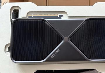 RTX 5090 FE стабильно дешевеет, но это всё ещё около 4000 долларов. Статистика цен на eBay показывает планомерное снижение