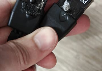 GeForce RTX 5080 спалила переходник питания, но сама осталась целой. Возможно, проблема в старом блоке питания