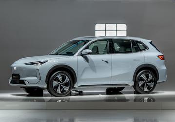 Первый Geely для России с ресурсом 1 млн км и официальной гарантией появился у дилеров. Названы цены на Geely EX5