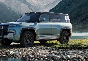 Конкурент трехрядным Mercedes-Benz GLS и BMW X7 с огромной мощностью 1100 л.с., танковым разворотом и режимом краба. Удлинённый BYD Yangwang U8 выйдет уже в апреле