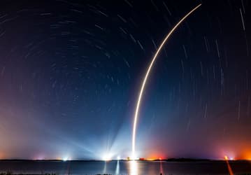 У SpaceX просто нет конкурентов: за несколько лет компания Илона Маска запустила 250 миссий Starlink, на орбиту вывели уже почти 8500 спутников