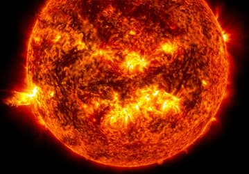 Наше Солнце оказалось нестандартной звездой: астрофизики доказали, что яркие факелы делают его большой редкостью среди жёлтых карликов