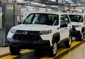 Новые Lada Niva показали вживую на конвейере: машины получили противотуманные фары