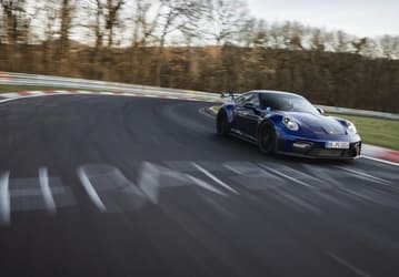 Механика против роботов: новый Porsche 911 GT3 побил рекорд Нюрбургринга с шестиступенчатой коробкой