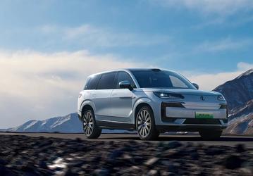 В Россию приехал большой конкурент Li Auto L9 и Aito M9 с двумя холодильниками, пневмоподвеской, танковым разворотом и системой «Глаз бога». Сколько просят за Denza N9?