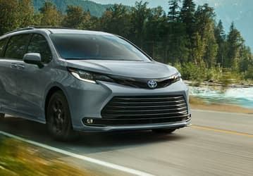 У официального дилера Toyota в России появилась Toyota Sienna 2025: с полным приводом, богатым оснащением и силовой установкой на 245 л.с.