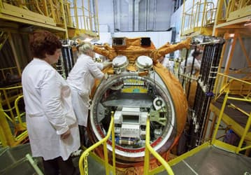 Российские ученые проверят теорию возникновения жизни в космосе и выяснят, как готовит людей к полету на Марс — при помощи спутника «Бион-М2» с 75 мышами и 1500 дрозофилами