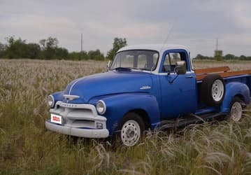 Редкий пикап Chevrolet продают в России за 7 млн рублей. У него 4,3-литровый мотор и «механика», но вместе с машиной отдают 5,7-литровый двигатель и «автомат»