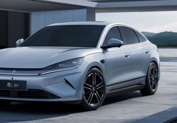 Новейший седан размером с Toyota Camry за $16 400 (1,4 млн рублей) и первый 800-вольтовый в классе стал хитом. За неделю более 10 000 человек заказали BYD Qin L EV