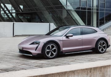 Porsche Taycan Cross Turismo вернулся в Россию по параллельному импорту и с космическим ценником