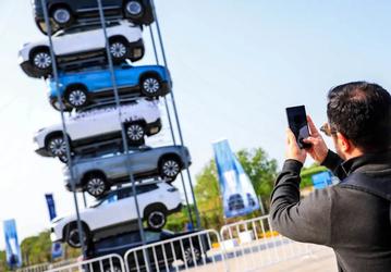 Запредельная прочность и «кабина-клетка»: кроссовер Chery Tiggo 8 CSH выдержал нагрузку в 11,5 т