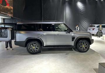 Так выглядит «китайский Land Rover Defender», который приедет в Россию. Живые фото 7-местного Jetour T2 Extended с мотором на 462 л.с.