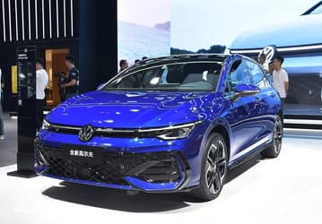 Представлен новый Volkswagen Golf 300TSI R-Line за $21 500 (1,75 млн рублей). Для такой цены вырезали немногое