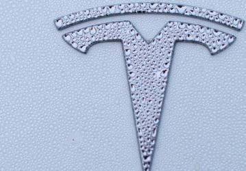 Tesla замяла очередное дело о смерти с участием автопилота. Но свою вину компания не признаёт