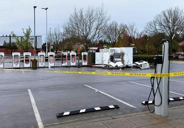 «Не шутите с критической инфраструктурой». На зарядной станции Tesla Supercharger произошёл взрыв