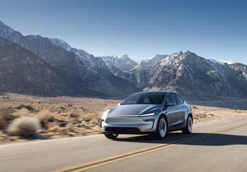 Похоже на будущее: в 2025 году машины Tesla начнут самостоятельно доезжать до покупателя с завода-изготовителя и наконец получат «неконтролируемое полностью беспилотное вождение»