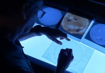 Сокращения в NOAA при Трампе поставили под удар прогнозы солнечных бурь. Под угрозой энергосети и GPS-навигация