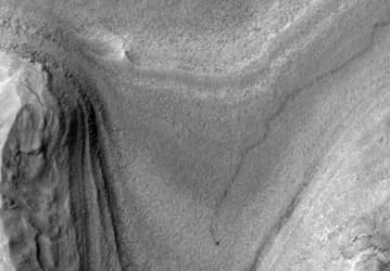 Марсоход Curiosity впервые сфотографирован с орбиты во время движения