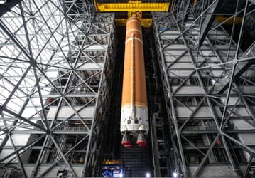 NASA завершает сборку ракеты Space Launch System для миссии Artemis 2, готовя четырех астронавтов к историческому облёту Луны в 2026 году