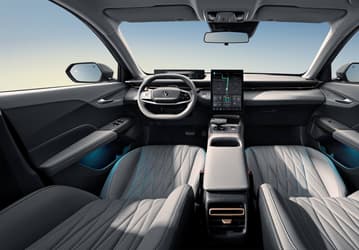 Замена Toyota Camry с огромным экраном — теперь всего 2,35 млн рублей. Дилеры пытаются избавиться от запасов больших седанов Changan Lamore