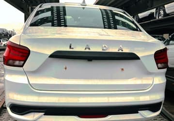 Полный автовоз серийных разноцветных автомобилей Lada Iskra в различных типах кузова уже отправили для показов потенциальным клиентам