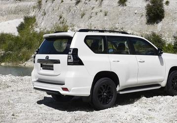 Дилеры РФ пытаются избавиться от новых Toyota Land Cruiser Prado 2022 года: их продают вдвое дешевле машин 2025 года