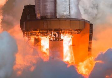 «Освобожденный Прометей». Илон Маск показал Super Heavy в огне