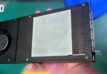 Вероятно, это ужасно шумная и горячая версия GeForce RTX 5090D. В Китае уже начали пересобирать такие карты на оригинальных платах и с «турбиной»
