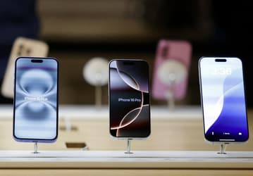 Apple нужно поднять цены базового iPhone с $800 до $1142 и топового — до $2300, чтобы покрыть пошлины Трампа. Это подсчитали в Rosenblatt Securities