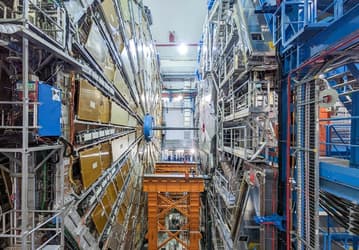 ЦЕРН совершил прорыв: эксперимент ATLAS впервые зафиксировал рождение топ-кварков в столкновениях свинца