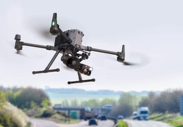 Голос с неба: DJI создала дрон-динамик громкостью с реактивный самолет и дрон с прожектором на 500 метров