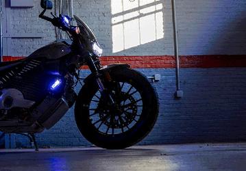 Корни Harley-Davidson, отсутствие сцепления, управление только правой рукой и правой ногой. Представлены мотоциклы для правоохранительных органов от LiveWire