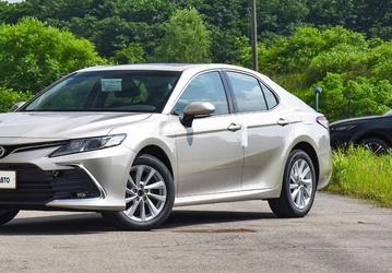 Новая Toyota Camry 2025 с расходом 5,7 л на 100 км — недорого. В России ещё можно купить популярный седан в старом кузове