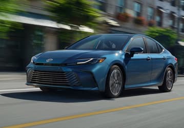 Новейшая Toyota Camry за копейки: японский седан продают в Китае со скидкой в 10 тыс. долларов — за 14,6 тыс. долларов можно купить гибрид на базе 2,0-литрового мотора