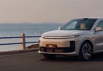 Li Auto отказывается от прибыли ради инвалидов. Инженеры компании готовятся превратить мощный гибрид Li Auto L6 в машину для инвалидов